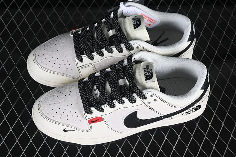 All Categories Nk SB Dunk Series Nk SB Dunk Low High-end Customized Low-top Shoes Nike SB Dunk Low North Face Co-branded Beige and Black Little Red Label Low-top Casual Sports Skateboard Shoes BB7518-016